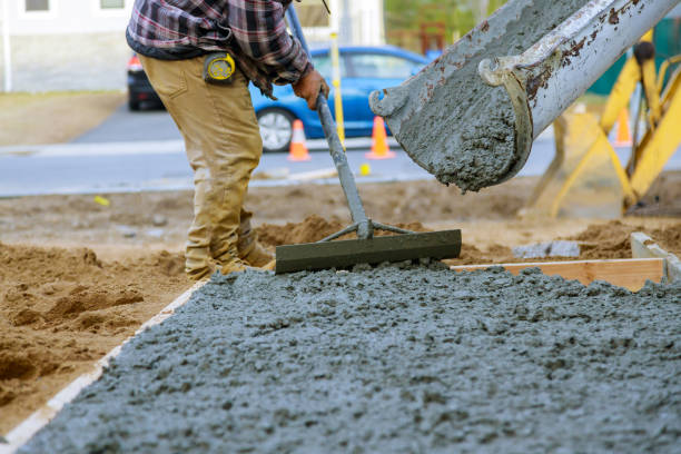 Best Custom Concrete Contractor  in Dimondale, MI